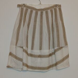 BCBGMAXAZRIA White Pleated A-Line Skirt Gold embordered Circle Design size 0